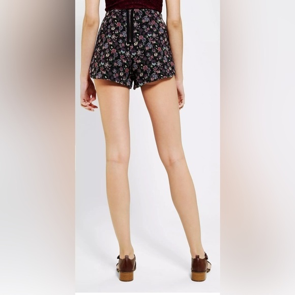 Urban Outfitters Kimchi Blue Floral Tapestry Pin Up High Waist Shorts Size 0 - Picture 5 of 12